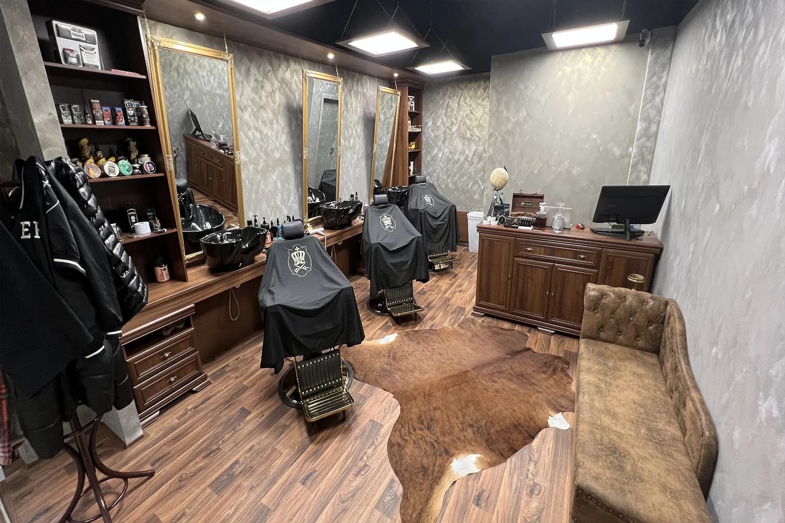 Interiér holičství Royal Barber & Shop