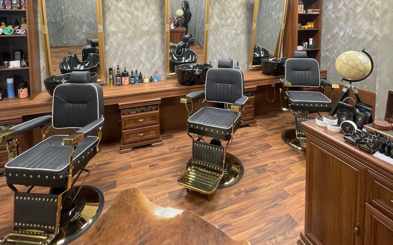Pobočka Royal Barber & Shop Praha — OC Harfa