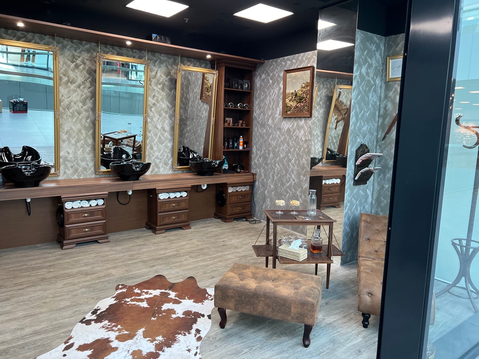 Interiér holičství Royal Barber & Shop